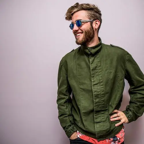 A music producer program that allows for beatmaking and online music production, featuring a man wearing a green jacket and sunglasses.
